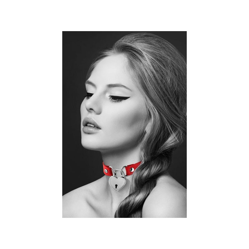 Collar con colgante de corazón rojo